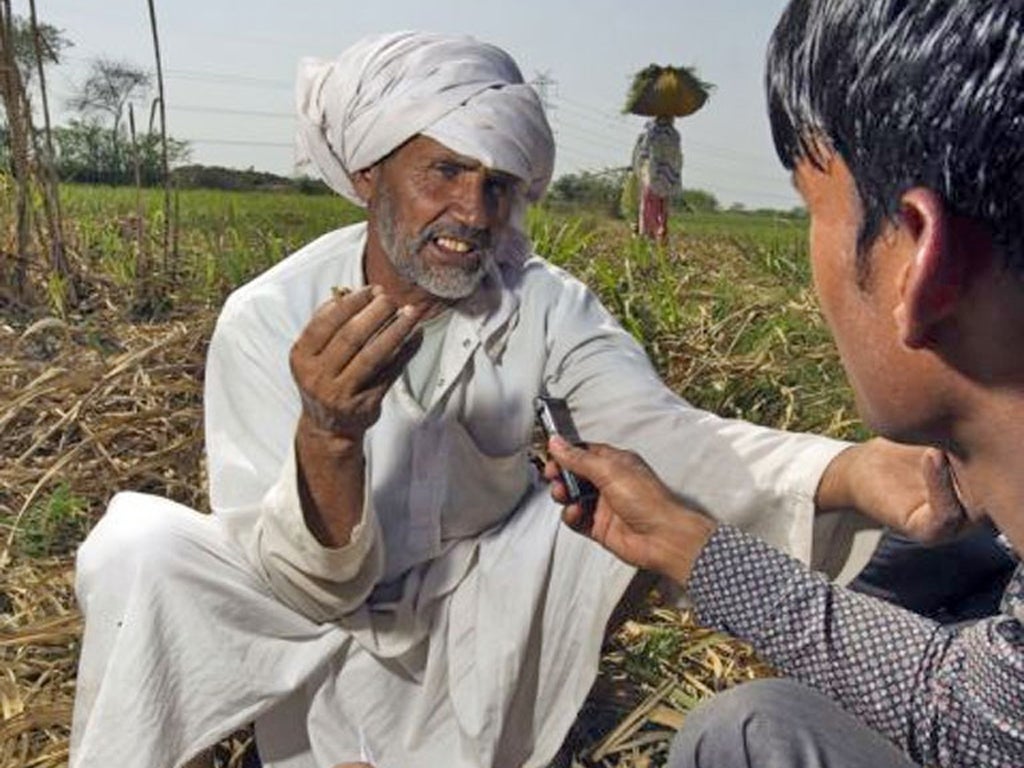 Agricultural reporter Mohamed Arif interviews Mormal Khan for Radio Mewat, a community radio
station helping this traditional farming community