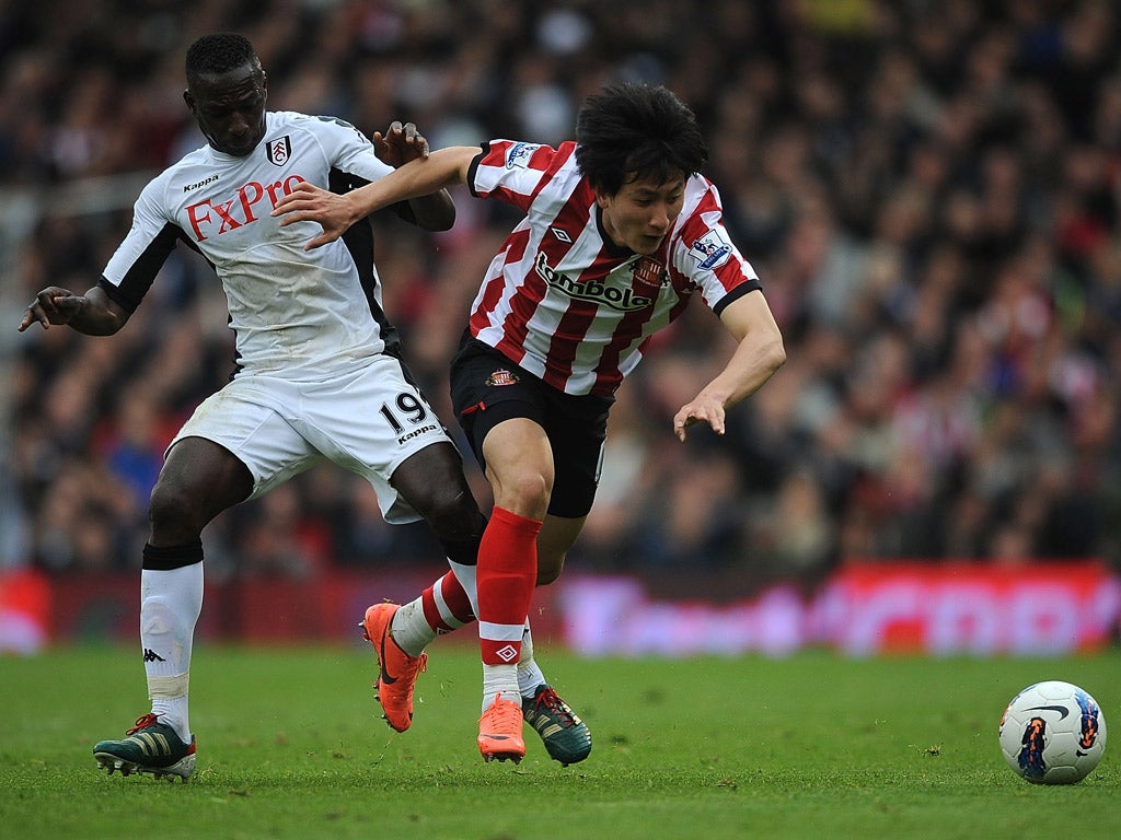 Dong-Won Ji of Sunderland battles with Fulham's Mahamadou Diarra