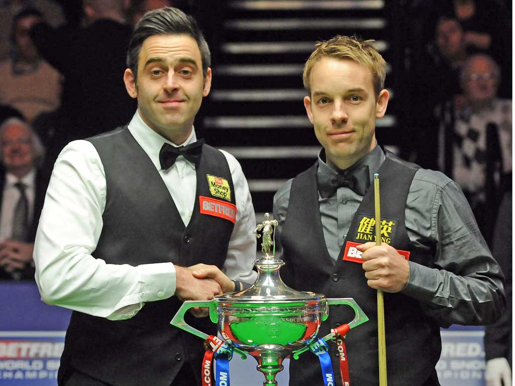 Ronnie O’Sullivan (left) and Ali Carter shake hands before the final