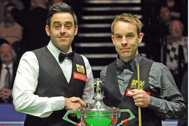 Ronnie O’Sullivan (left) and Ali Carter shake hands before the final