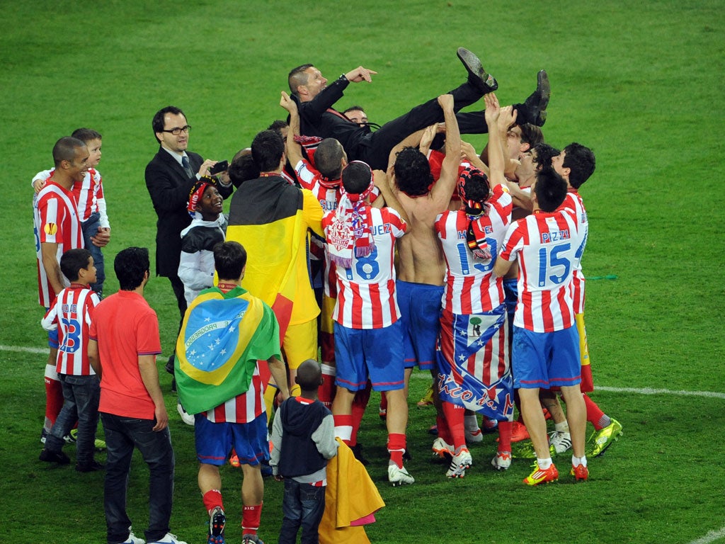 Diego Simeone celebrates with his players