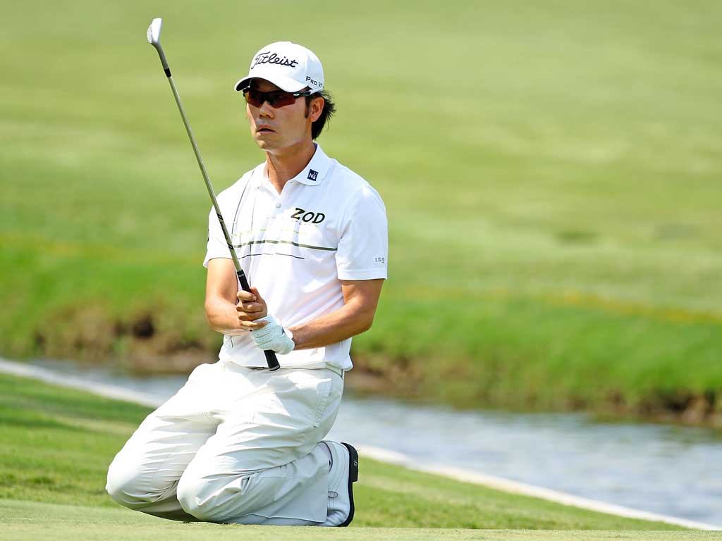Kevin Na reacts to a missed birdie chance on the fourth
