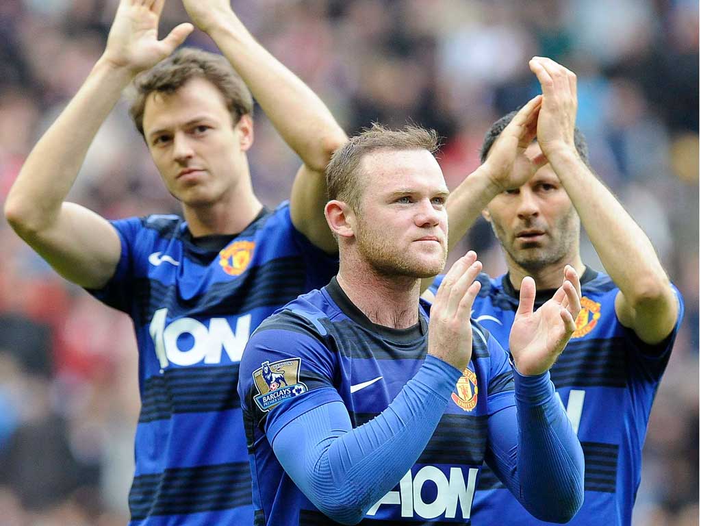Jonny Evans, Wayne Rooney and Ryan Giggs applaud the fans after
missing out on the title