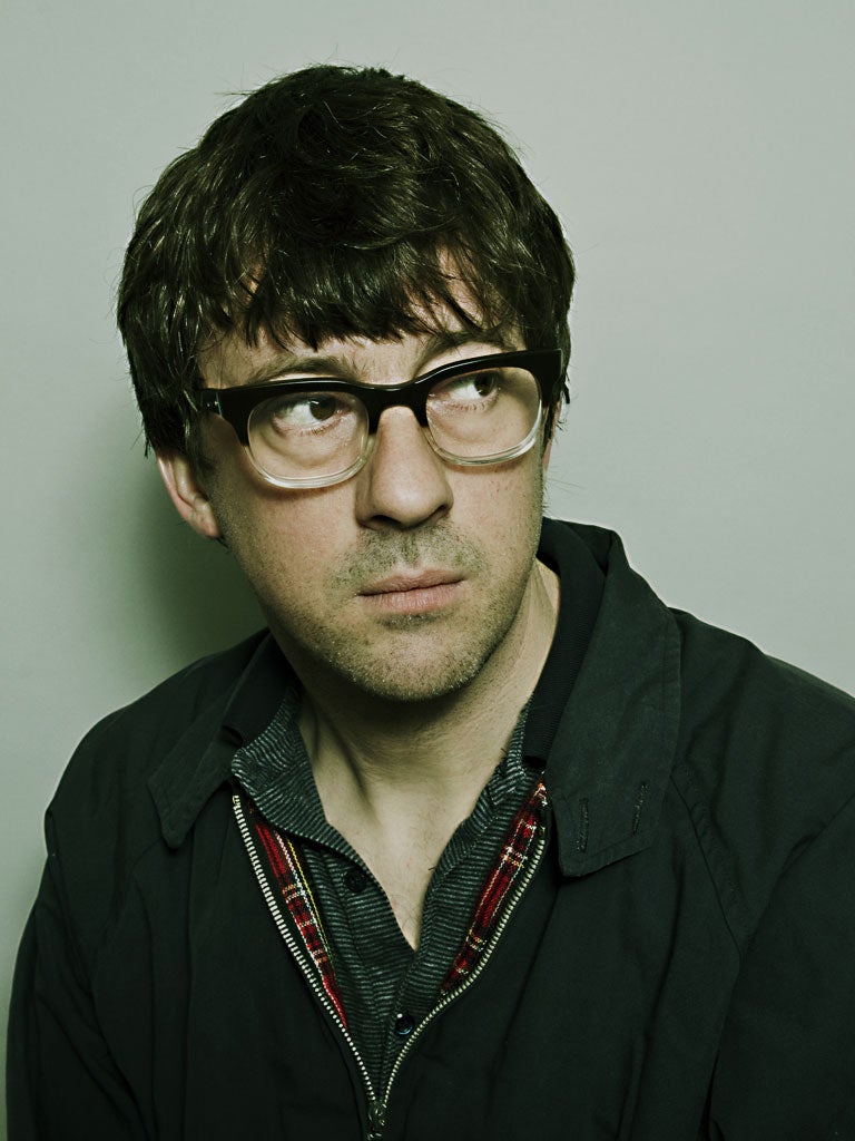 Cabelo preto e penteado chique de Graham Coxon  em 2024