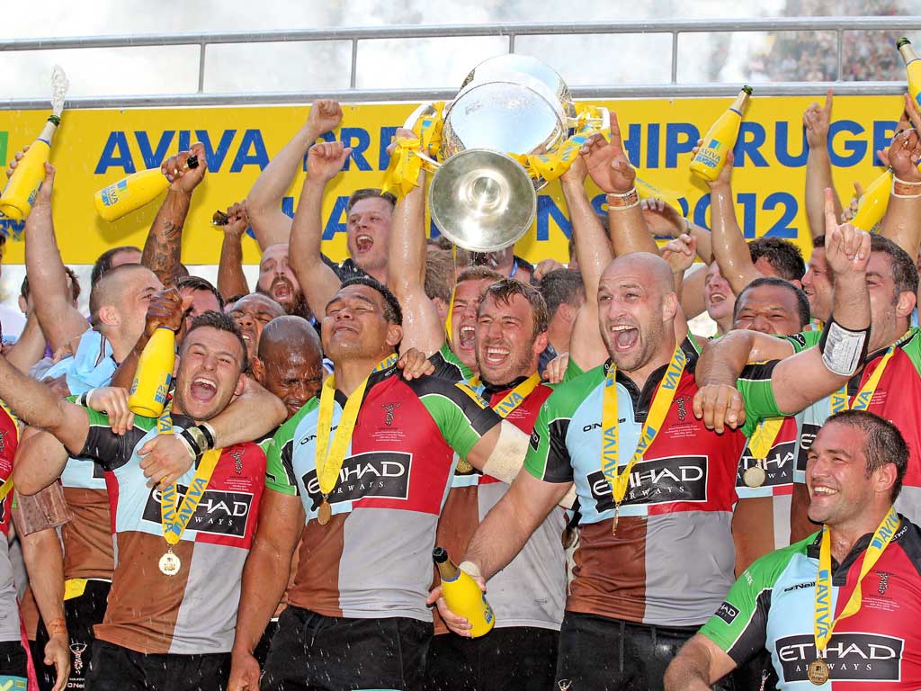 Chris Robshaw and his Harlequins team-mates get their hands on the Premiership trophy