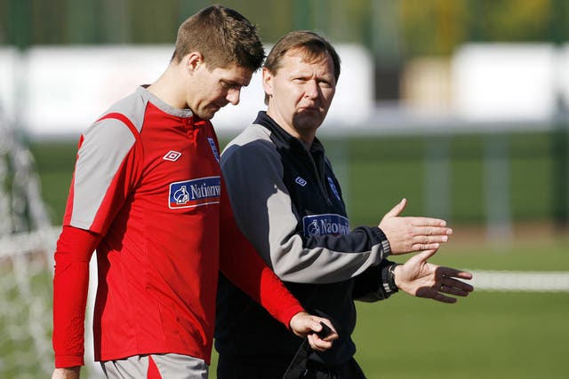 Gary Lewin talks to England midfielder Steven Gerrard in training