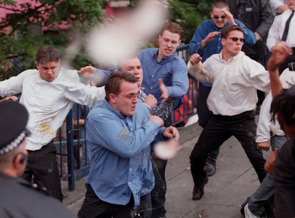 David Norris, centre, in blue shirt, with original murder suspects Jamie Acourt, in white shirt; and Neil Acourt, centre, in striped shirt, leaving the Stephen Lawrence inquiry in 1998