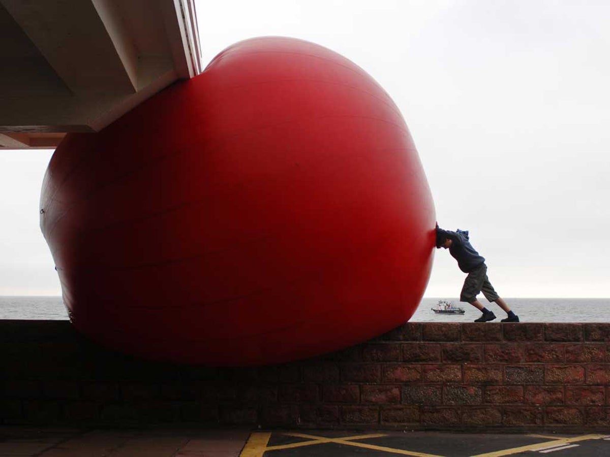 4 в огромном шаре. Шар в искусстве. Огромный красный шар. Красные шары для кровли. Скульптура воздушного шара в квартире.