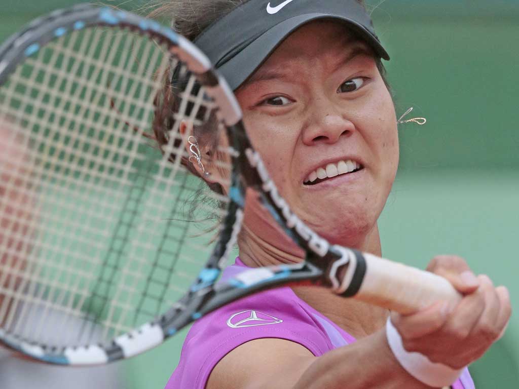 Li Na is defeated by Yaroslava Shvedova during the Women's Singles 4th Round tennis match of the French Open