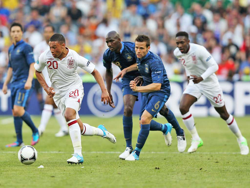 Alex Oxlade-Chamberlain leaves France’s Yohan Cabaye and Alou Diarra in his wake