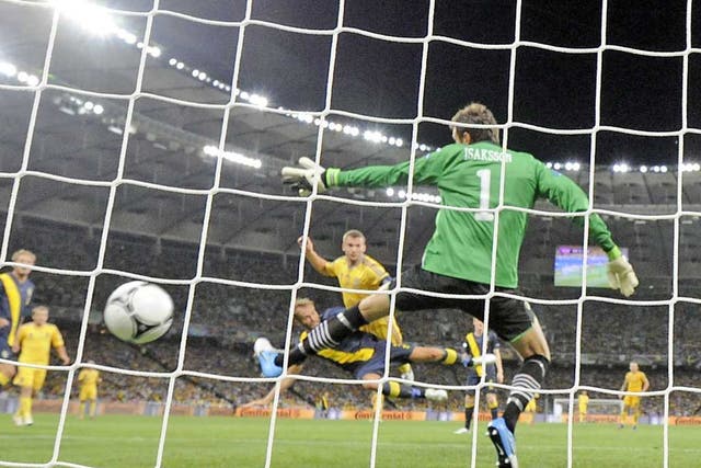 <b>SWEDEN</b><br/>
 
<b>Andreas Isaksson (pictured): </b> Not really to blame for either Ukranian goal and made a couple of commanding claims. 6
 <br/>
<b>Mikael Lustig: </b> Did his best to get forward, but looked vulnerable in defence and left the near 