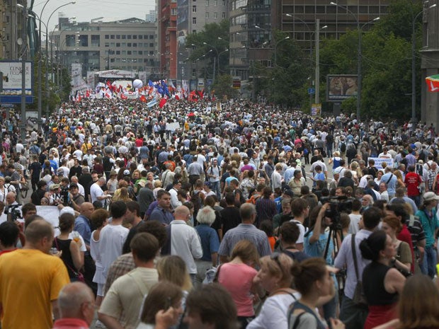 Tens of thousands of Russians flooded Moscow's tree-lined boulevards today