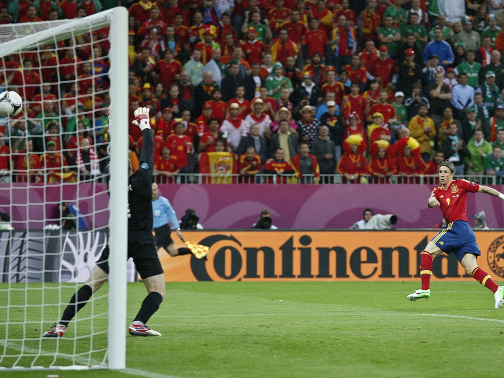 Fernando Torres scores by Ireland goalkeeper Shay Given