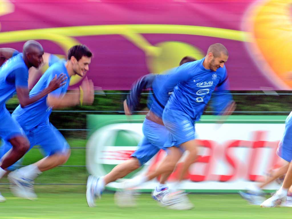 Karim Benzema (centre) shows a turn of speed during a training session in Kircha