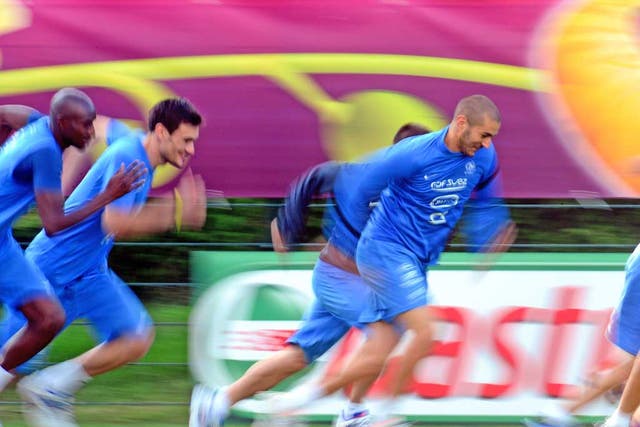 Karim Benzema (centre) shows a turn of speed during a training session in Kircha