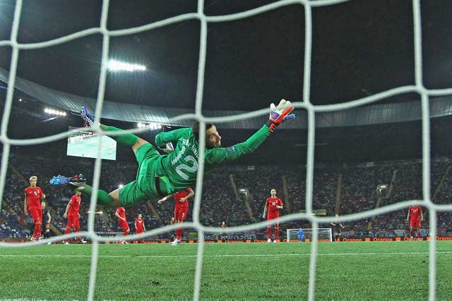 <b> Rui Patricio : </b> The Portuguese keeper was not troubled on too many occasions but looked a little cagey at times when coming out to claim the ball. 6<br/>