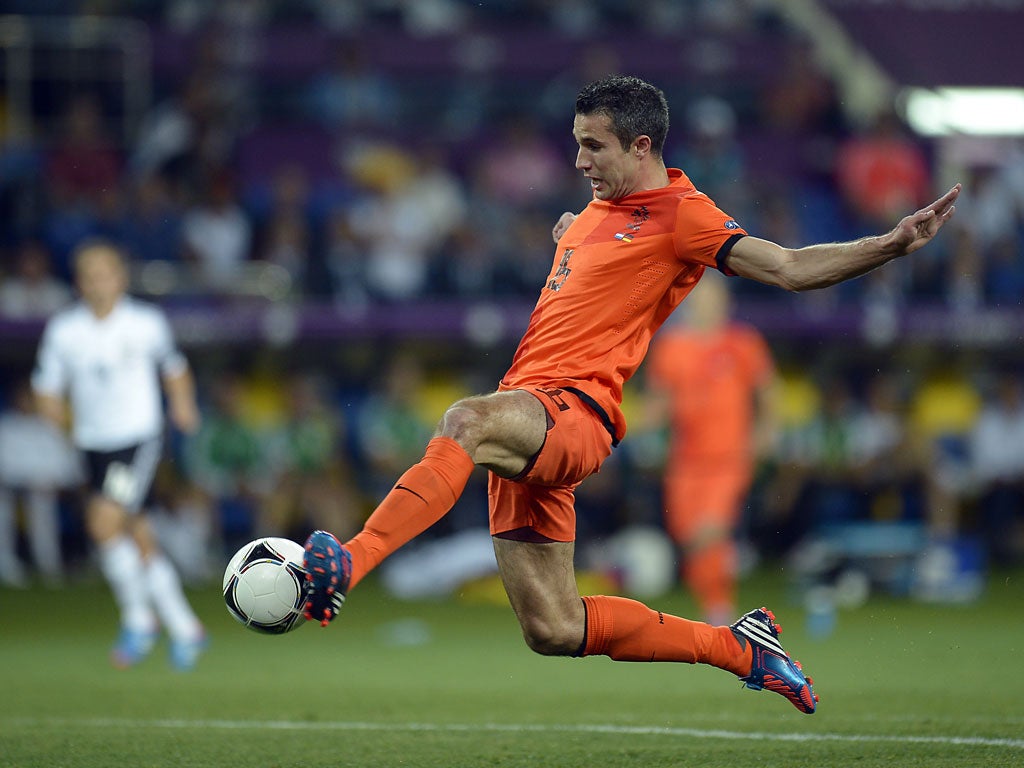 Robin van Persie Robin van Persie's 37 goals last season put him firmly on big-spending Manchester City's radar and with the player's contract having just a year to run Mancini has made him a primary target. Arsenal at times looked a one man t