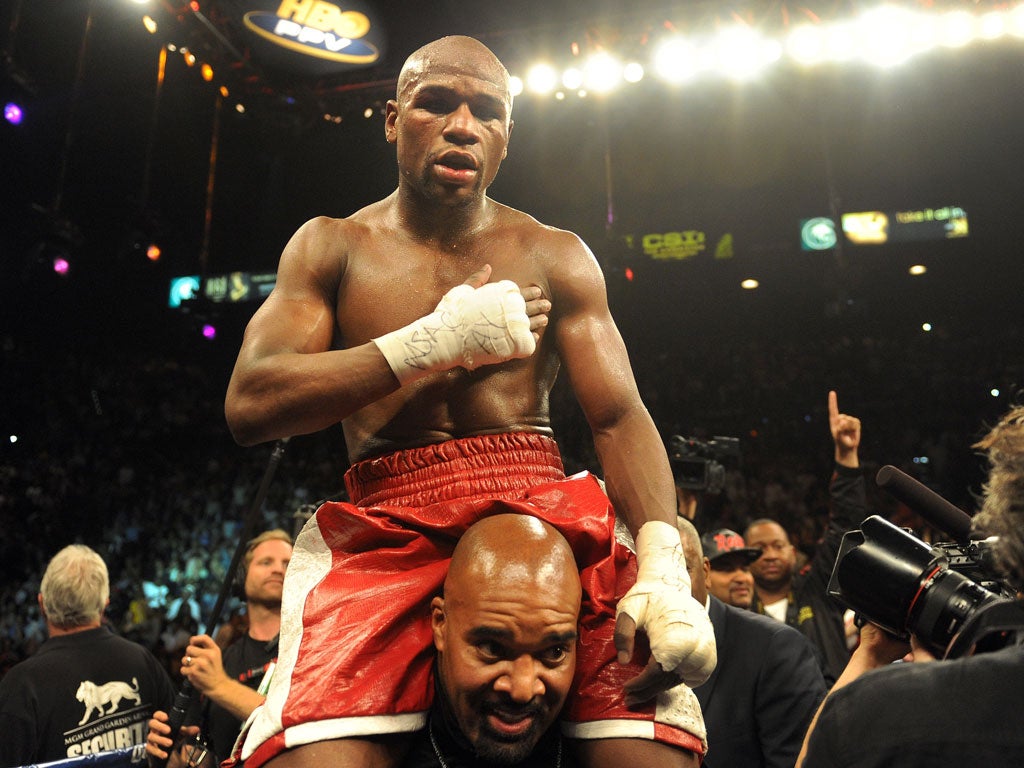 <b>1. FLOYD MAYWEATHER </b><br/>
<b>Total earnings: </b>£55million <br/>
<b>Salary/winnings: </b>£55 million <br/> <b>Endorsements: </b>£0 <br/>
The 35-year-old earned nothing from endorsements, compared to Woods’s$55m and the $45m collected by Federer. Mayweather’s immense income comes in large part because he promotes his own fights through his company. That sees him retain all TV money and ticket sales income.