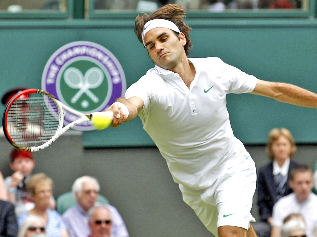 Roger Federer stretches to make a return to Fabio Fognini