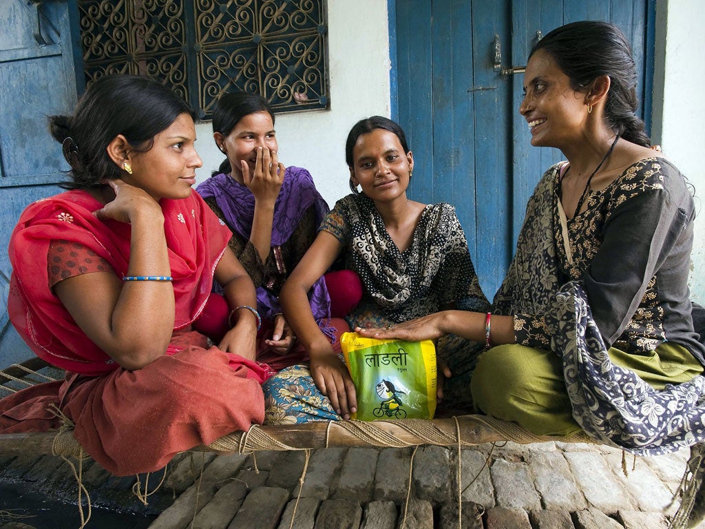 Rama Devi shows women in Dungra Jogi the tampons