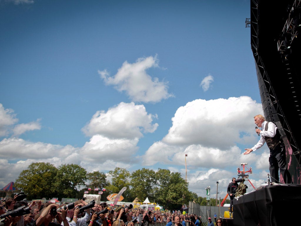 Sir Bruce
Forsyth 
entertains the Hop
Farm crowd