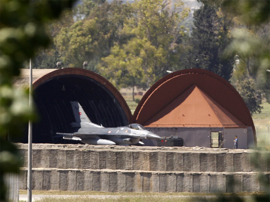 Turkish F-16 fighter jet leaves the Incirlik base yesterday
