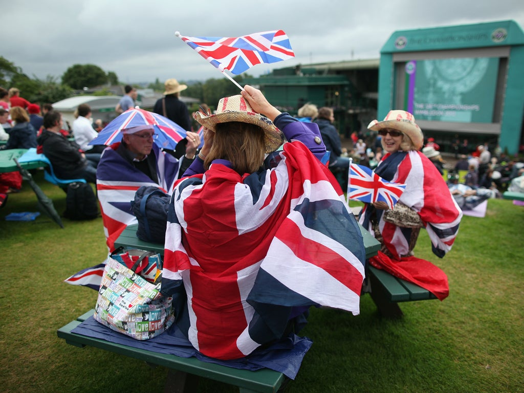 Tennis fans gather on 'Murray Mount'