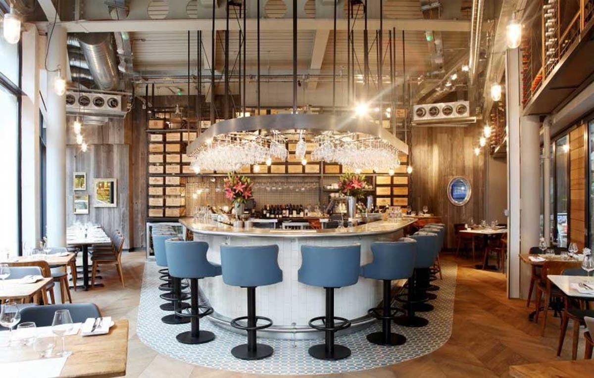 Открытая кухня в кофейне. Открытые кухни в ресторанах. Ресторан еда ужин. Ресторан класса высший. Френдли бар.