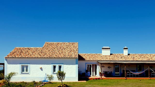Cerca do Sul is surrounded by lawns and an orchard