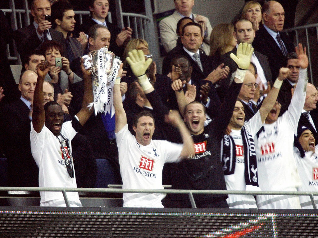 Ledley King lifts the 2008 League Cup