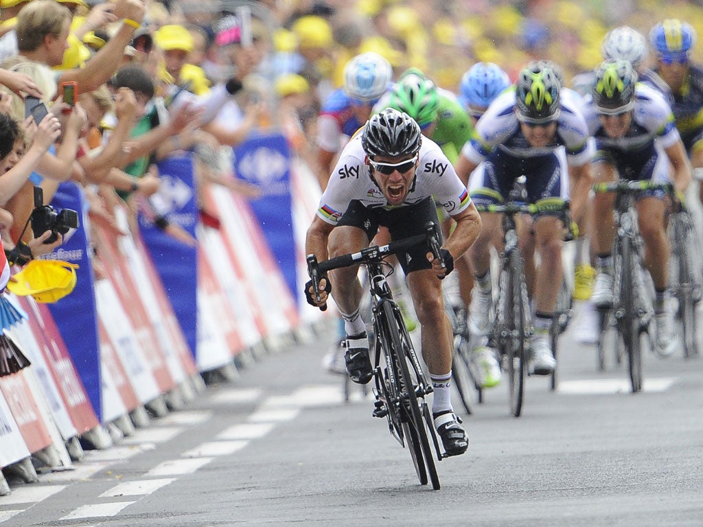 Mark Cavendish powers to victory