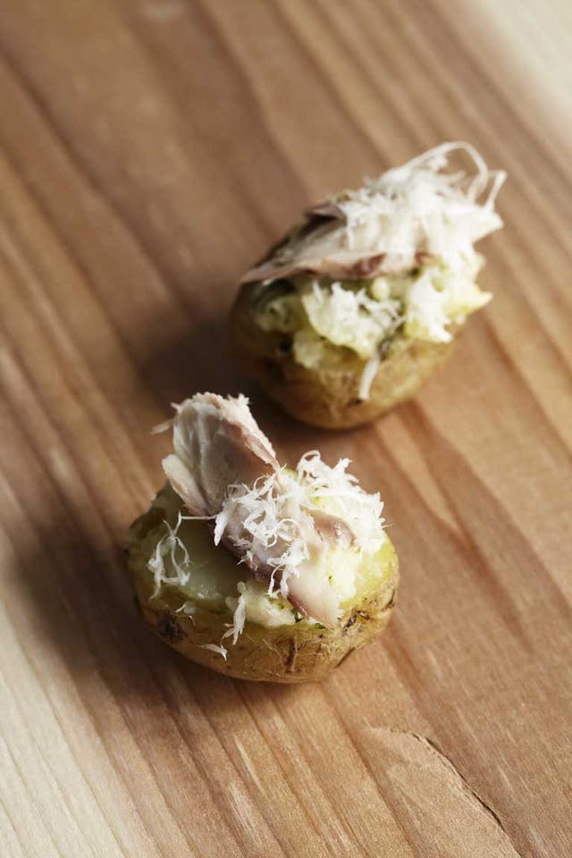 Baked potato with smoked mackerel and horseradish