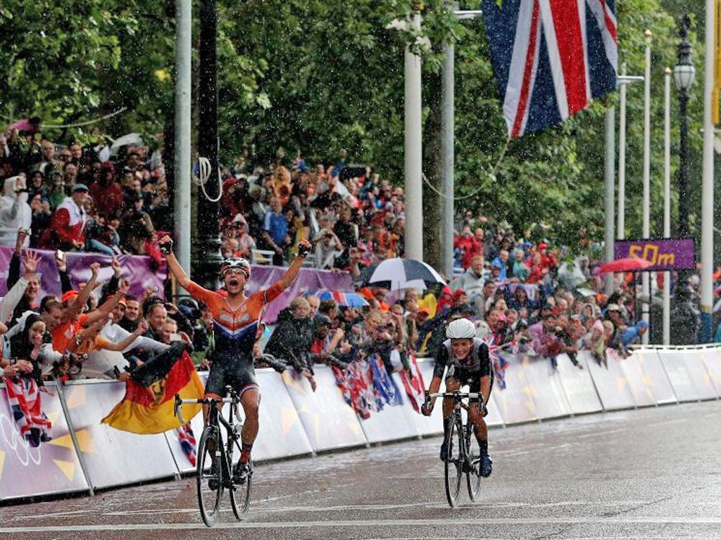 Netherland's Marianne Vos (left) celebrates winning ahead of second placed Great Britain's Lizzie Armitstead
