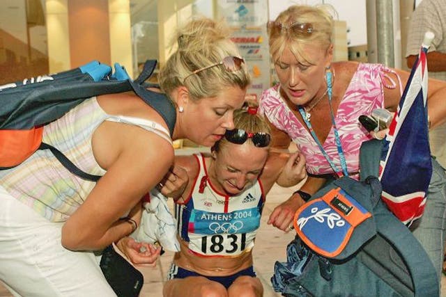 <p>Paula Radcliffe pulls out of the marathon in Athens in 2004</p>