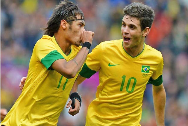 Oscar and Neymar in action