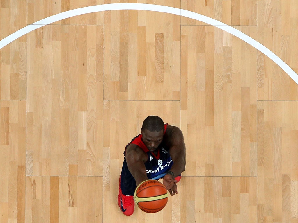 Luol Deng has helped Great Britain reach the quarter-finals of the Olympic basketball tournament despite suffering from a wrist injury