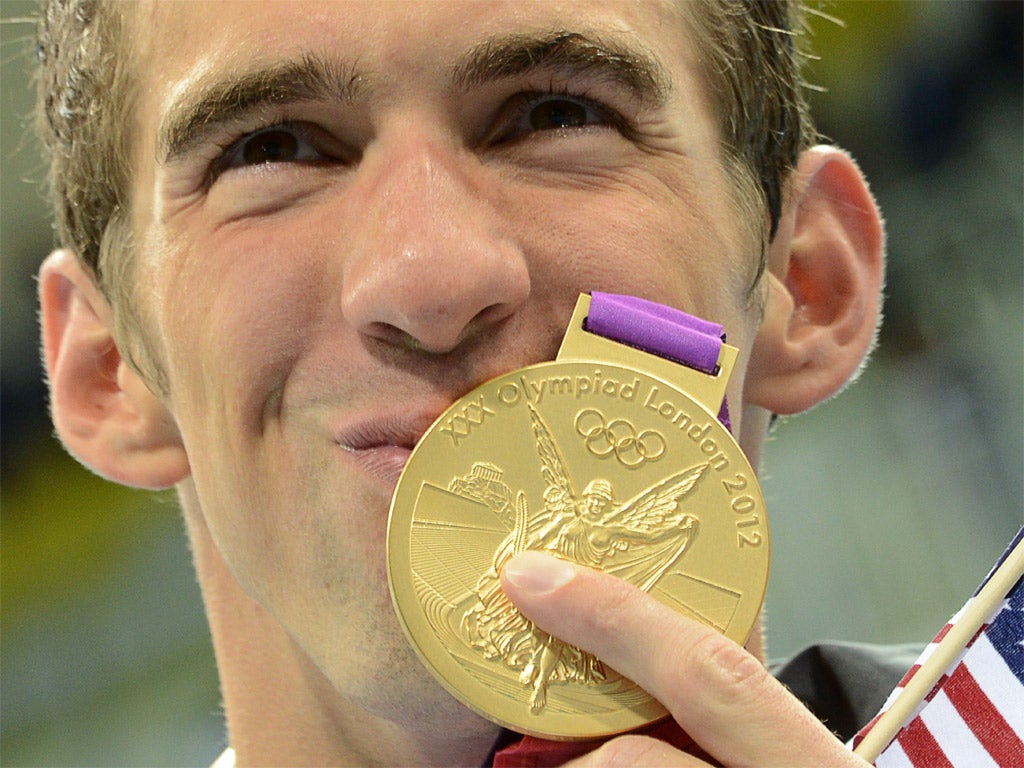 Michael Phelps kisses his record 19th Olympic medal