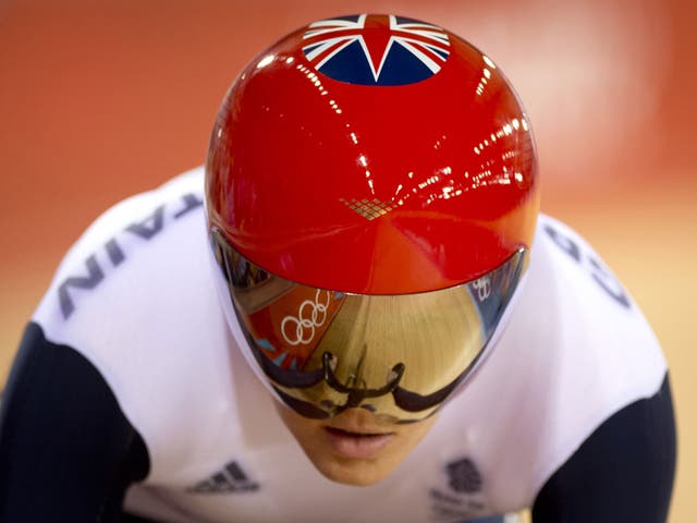 Victoria Pendleton eased through the opening round of the women's sprint
