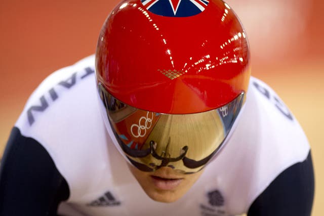 Victoria Pendleton eased through the opening round of the women's sprint