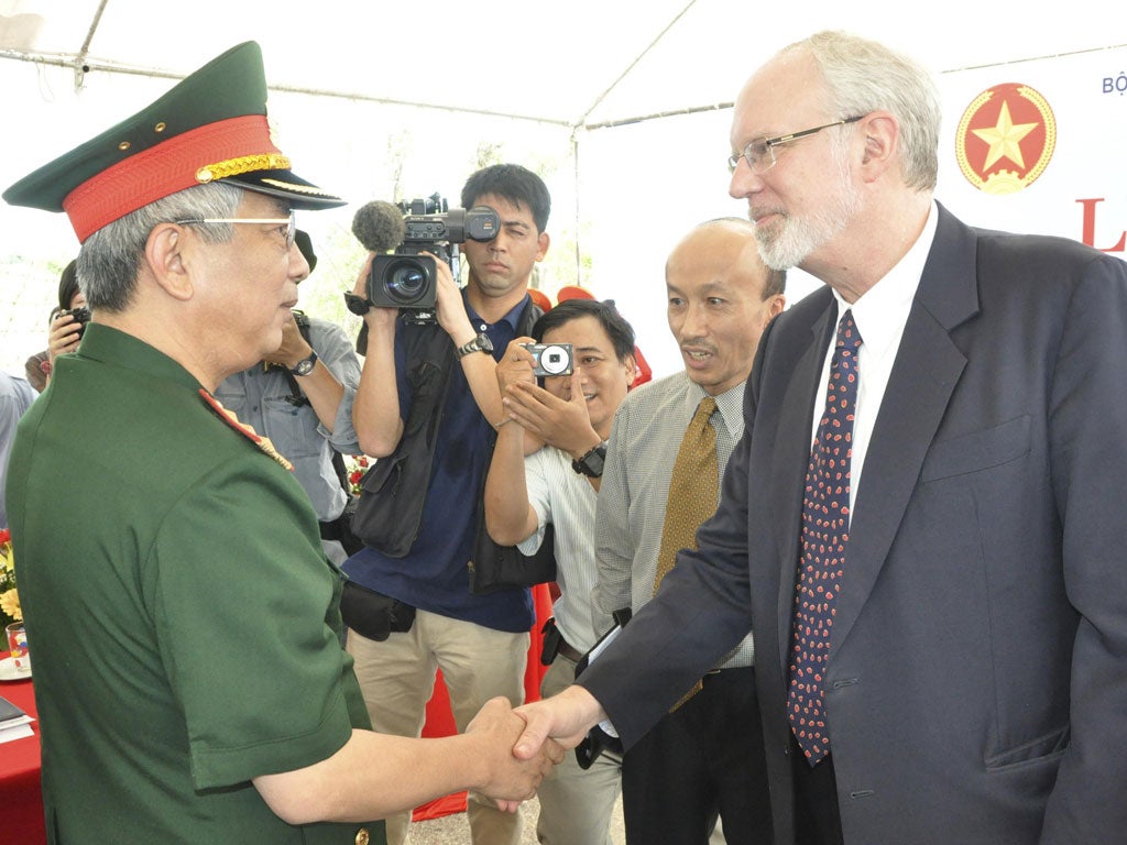 All smiles at the US-Vietnam cleanup agreement