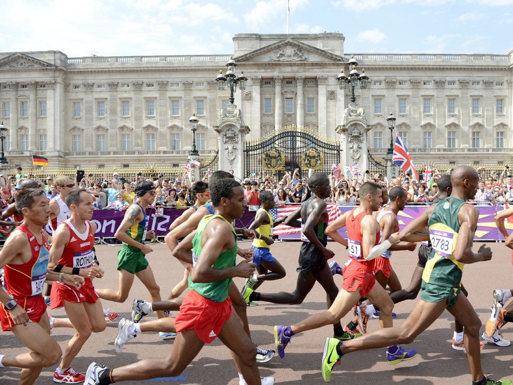 Athletes run past Buckingham Palace in London during the athletics event men's marathon 