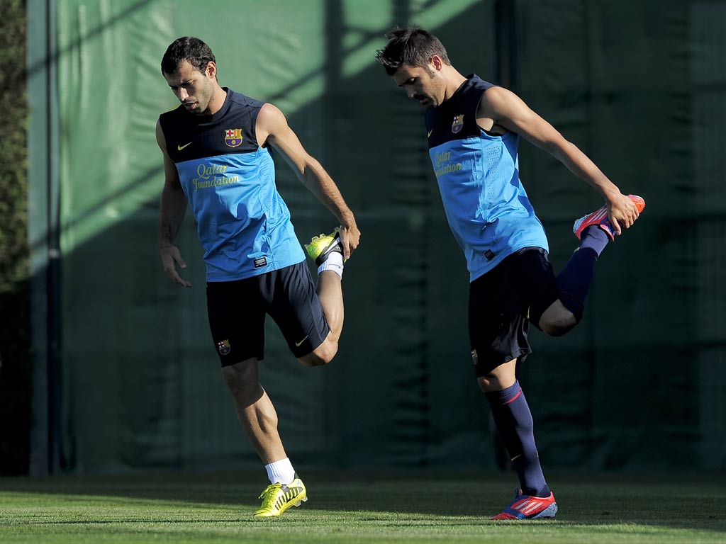 Barcelona's Argentinian midfielder Javier Mascherano (left) and Barcelona's forward David Villa