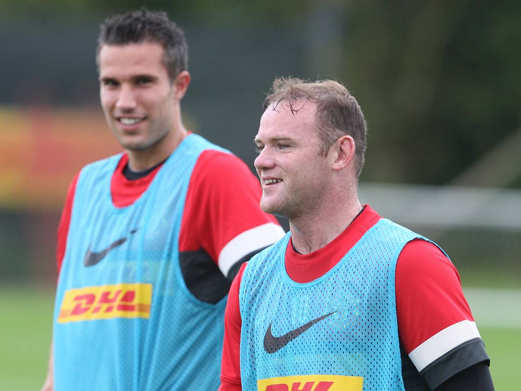 Robin van Persie trains alongside Wayne Rooney