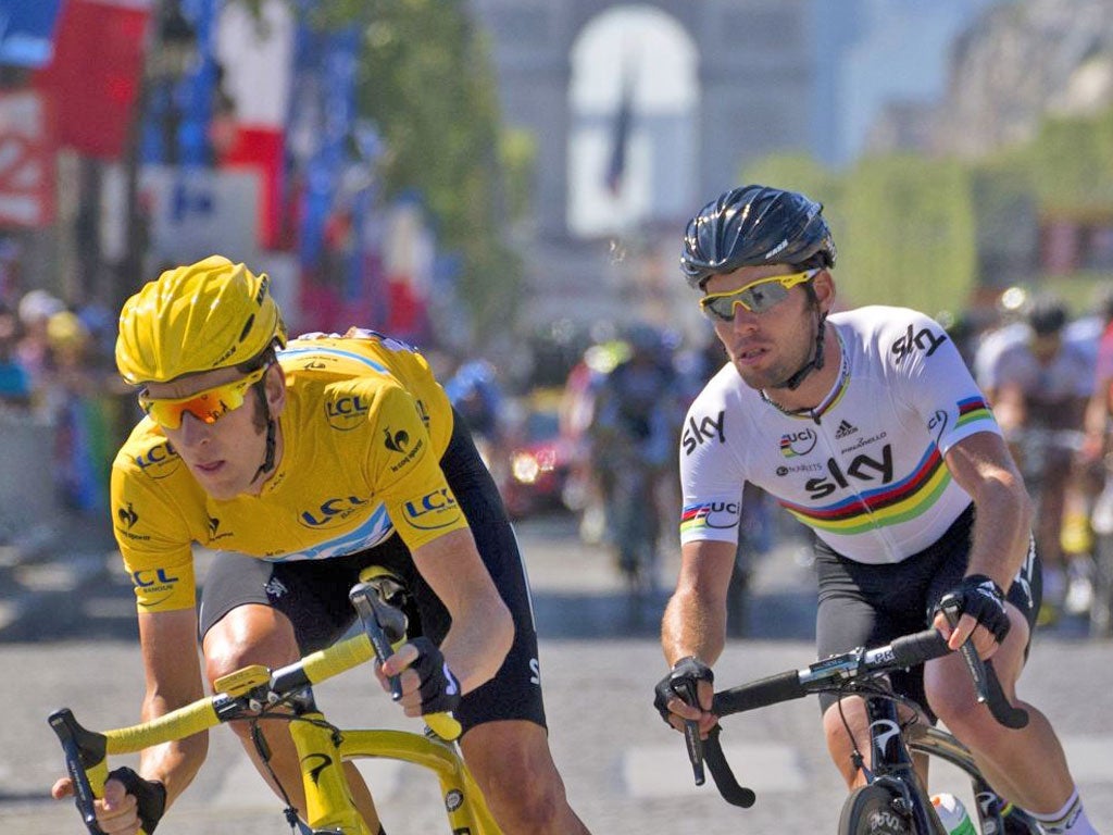 Mark Cavendish (right) supports Bradley Wiggins in Paris