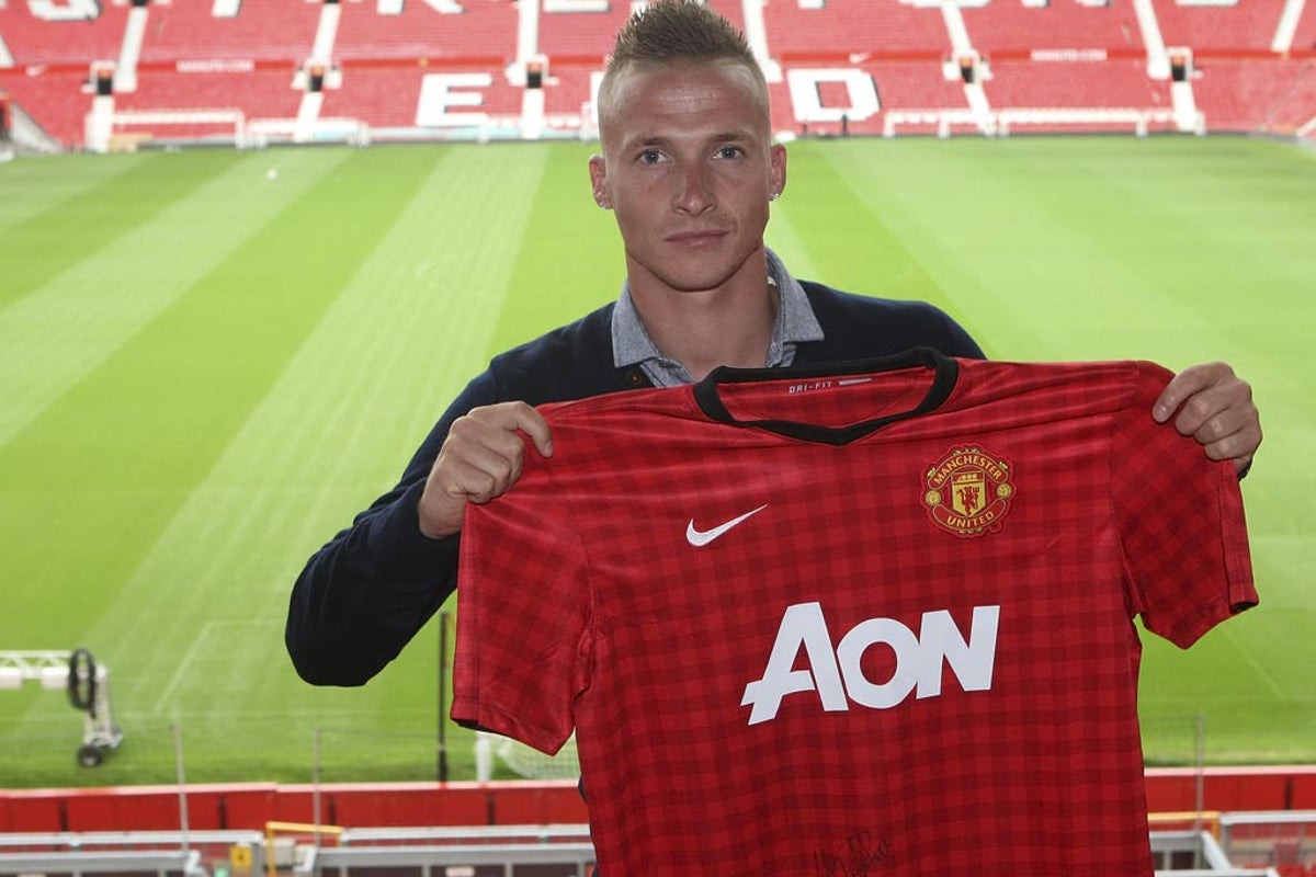 Manchester United sign Netherlands international Alexander Buttner for ...
