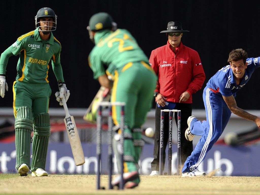 Jade Dernbach shows the strain as he bowls to JP Duminy