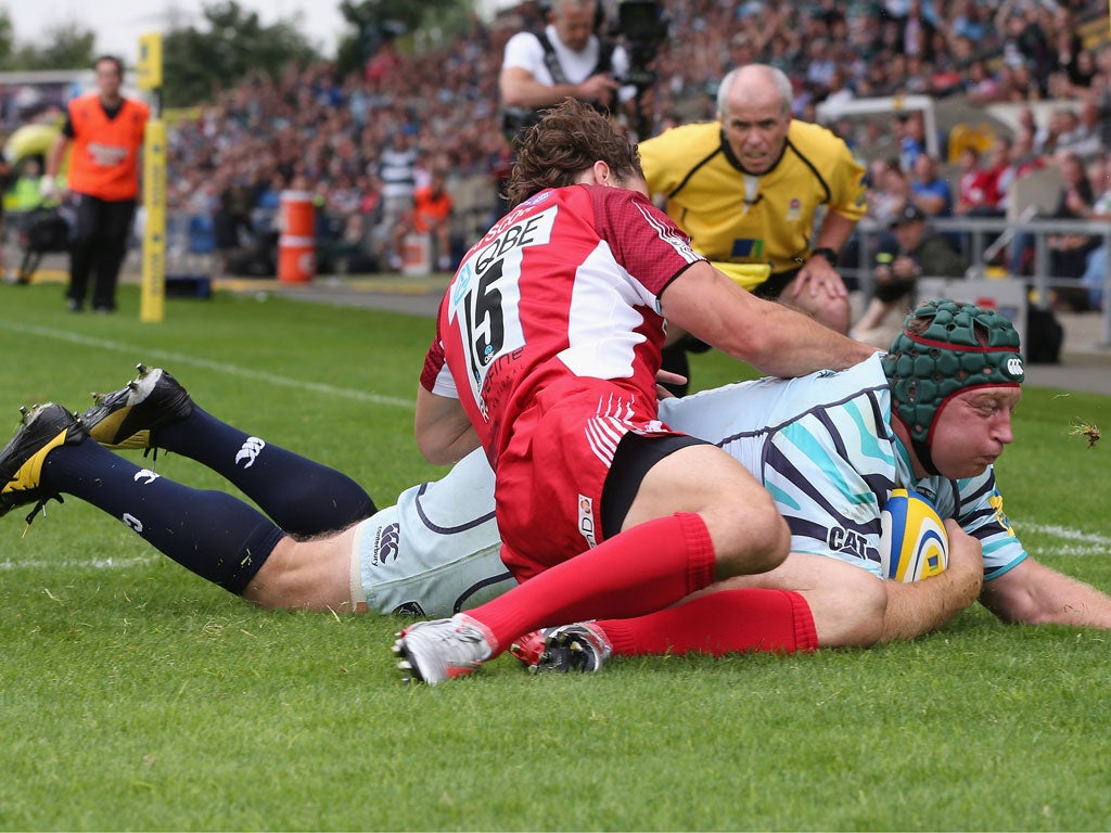 Leicester's Thomas Waldrom scores the first of his two tries