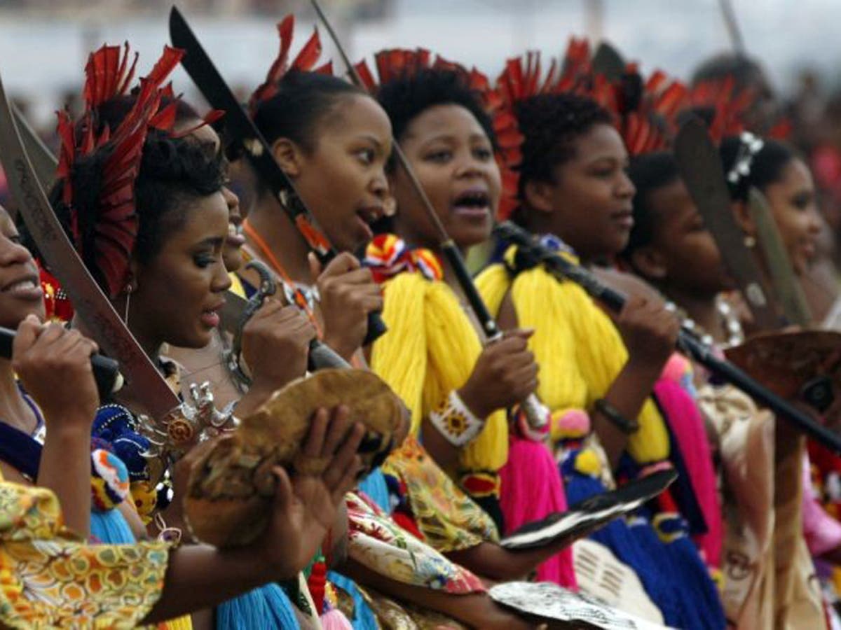 Thousands Of Topless Virgins Defy Criticism And Parade With Machetes For Swazi King In Chastity