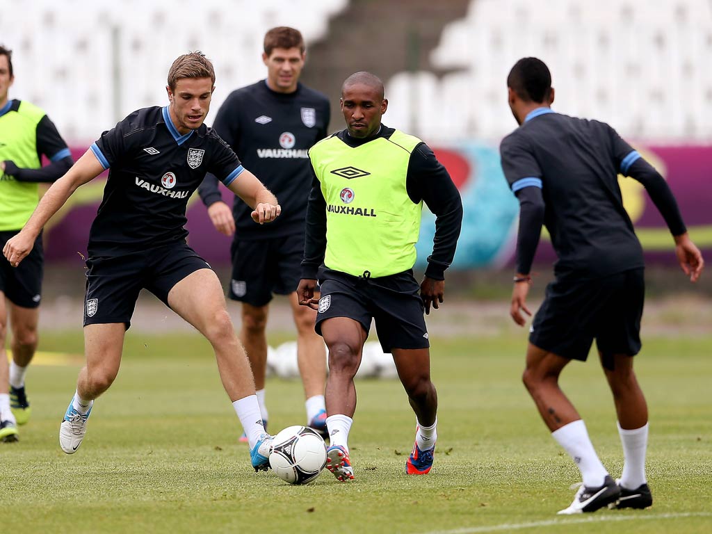 Jermain Defoe trains with his England team-mates