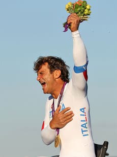 Paralympics: Alex Zanardi races to victory in hand cycling